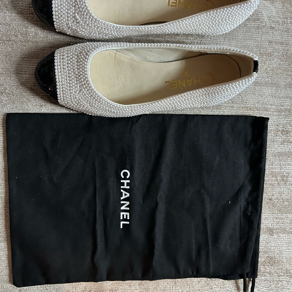 CHANEL White Pearl-Studded Ballet Flats with Black Cap Toe